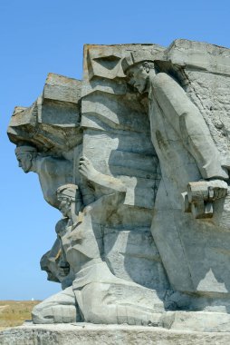 Ukrayna 'nın Kerch kentindeki yeraltı mezarlarına Adzhimushkay taş ocağının savunucularına ait anıtın bir parçası kuruldu.