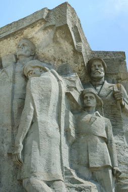 Ukrayna 'nın Kerch kentindeki yeraltı mezarlarına Adzhimushkay taş ocağının savunucularına ait anıtın bir parçası kuruldu.