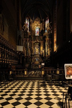 Ukrayna 'nın başkenti Lviv' deki Latin Katedrali Kutsal Bakire Meryem 'in Varsayımının Kilisesi' nin sunağı. 
