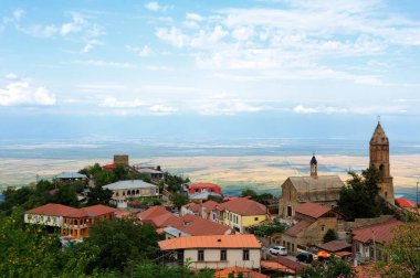 Gürcistan 'daki Alazani Vadisi' ne bakan Signagi Caddesi.