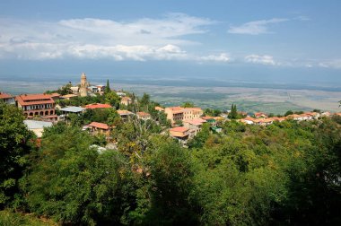 Gürcistan 'daki Alazani Vadisi' ne bakan tepedeki işaret.