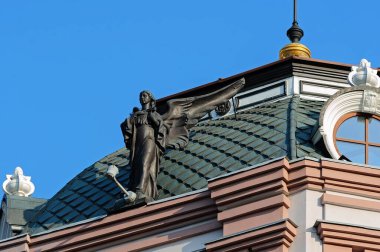 Kyiv Ukrayna 'daki eski binanın tepesindeki melek heykeli