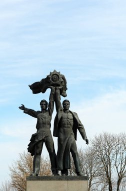 Rusya ve Ukrayna 'nın Ukrayna' daki birliğini gösteren eski bir Sovyet bronz heykeli.