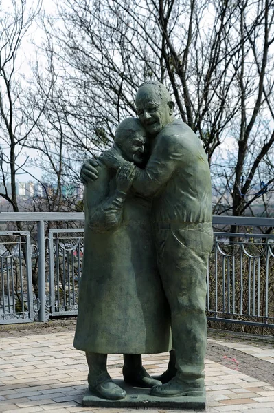 Escultura Casal Idosos Chamado Amor Eterno Parque Público Kiev Ucrânia — Fotografia de Stock