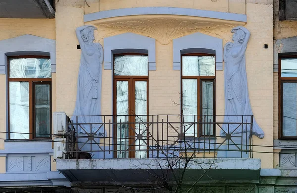 Фасад Старинного Исторического Здания Статуями Киеве Украина — стоковое фото
