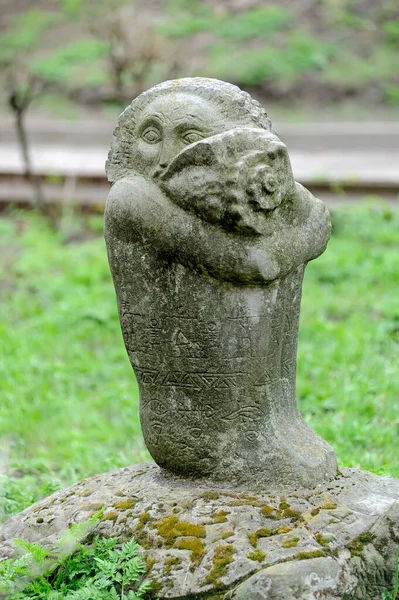 キエフの国立視覚芸術建築アカデミーの公園で貝殻を抱きしめる子供の彫刻ウクライナ — ストック写真