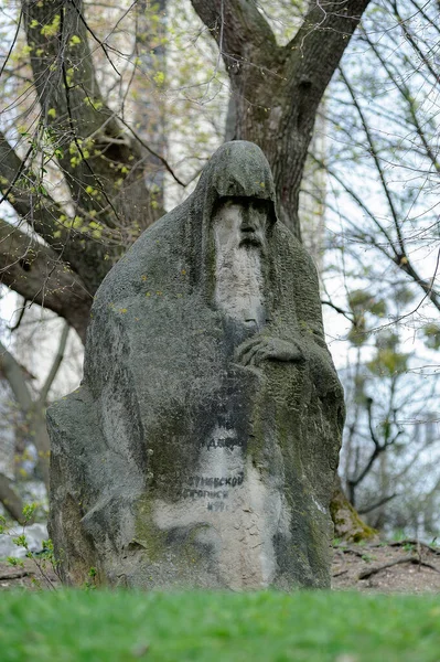 Kyiv Ukrayna 'daki Ulusal Görsel Sanatlar ve Mimarlık Akademisi' nin parkındaki kıdemli adamın heykeli