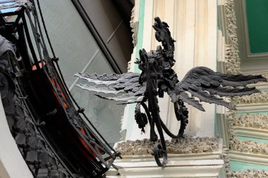 Griffin heykeli Ukrayna 'daki eski bir binanın duvarına monte edilmiş.