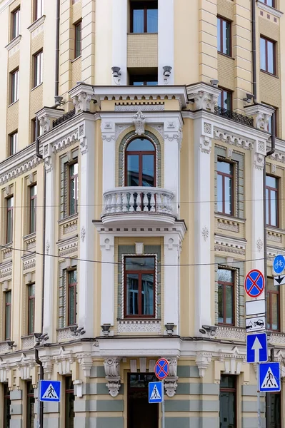 Украшенный Фасад Старого Здания Дорожными Знаками Киеве Украина — стоковое фото