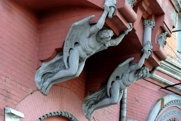 Demônios Segurando Oriel Fachada Velha Casa Kiev Ucrânia — Fotografia de Stock
