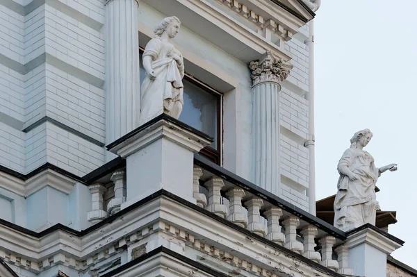 Esculturas Fachada Edifício Antigo Kiev Ucrânia — Fotografia de Stock