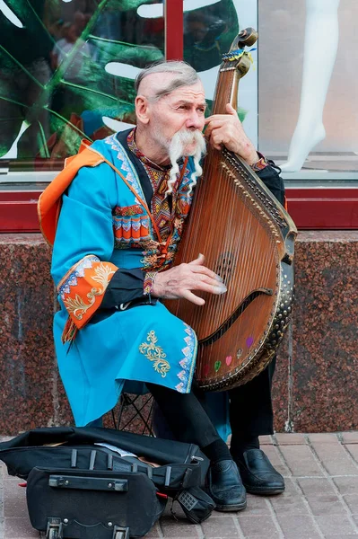 Kobzar Śpiewa Własnego Akompaniamentu Instrumencie Bandury Ulicy Chreszczatyk Kijowie Ukraina — Zdjęcie stockowe