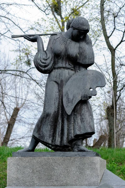 Old Sculpture Painter Palette Paintbrush Park Kyiv Ukraine — Stock fotografie