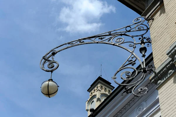 ウクライナのキエフオペラハウスの壁に取り付けられた装飾的な吊るし街灯 — ストック写真