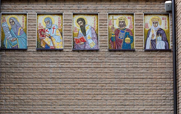 Ikonit Julkisivulla Basil Kirkon Kiovassa Ukrainassa — kuvapankkivalokuva