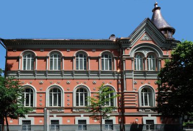 Kyiv Ukrayna 'daki eski kırmızı bina cephesini süsleyin