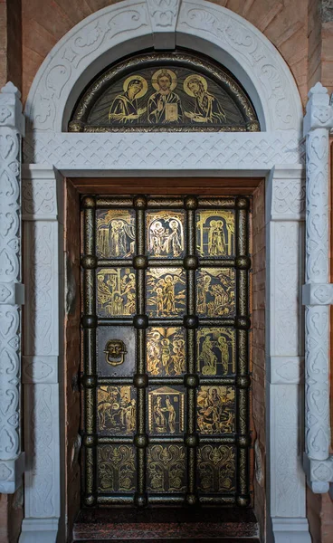 基辅Pechersk Lavra瓷砖装饰华丽的门 — 图库照片