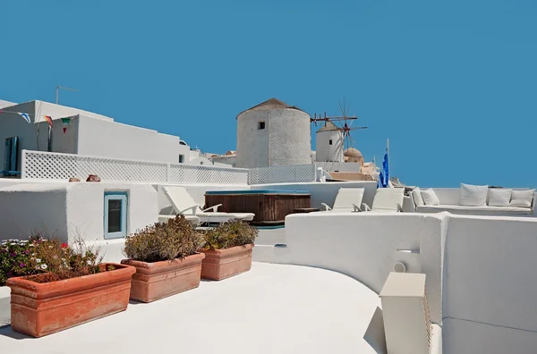 Edificio de Oia con molino de viento en Santorini, Grecia —  Fotos de Stock