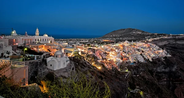 Panorama nocturno de Fira en Santorini, Grecia — Foto de Stock