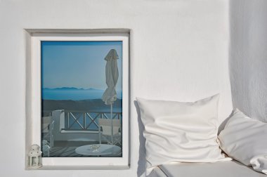 Bir yastık ve caldera yansıması, Santorini, Yunanistan