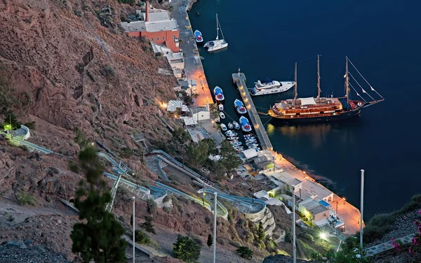 Cena noturna do porto de Fira em Santorini, Grécia — Fotografia de Stock