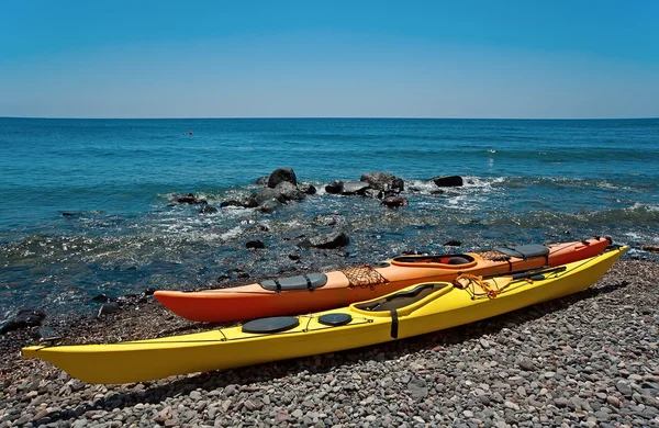 Zwei kajaks am strand von santorini, griechenland — Stockfoto