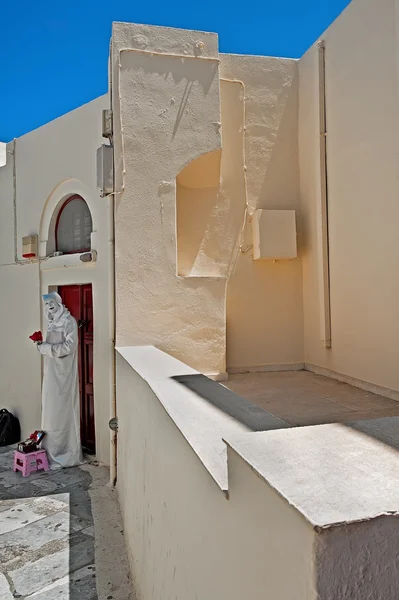 Het gebouw en de mime in Oia, Santorini, Griekenland — Stockfoto