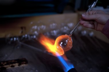 Cam parçası alev içinde erime