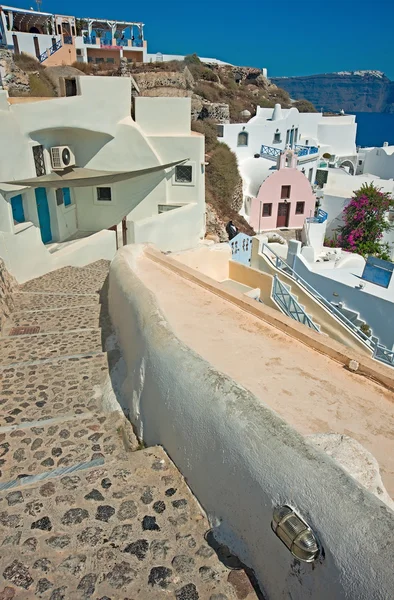 A inclinação de Oia em Santorini, Grécia — Fotografia de Stock