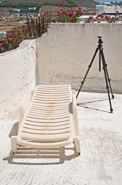 Byggnaden terrassen med stativ och en solstol på Paros, Grekland — Stockfoto