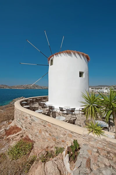 Wiatrak w miejscowości Parikia, wyspy Paros, Grecja — Zdjęcie stockowe