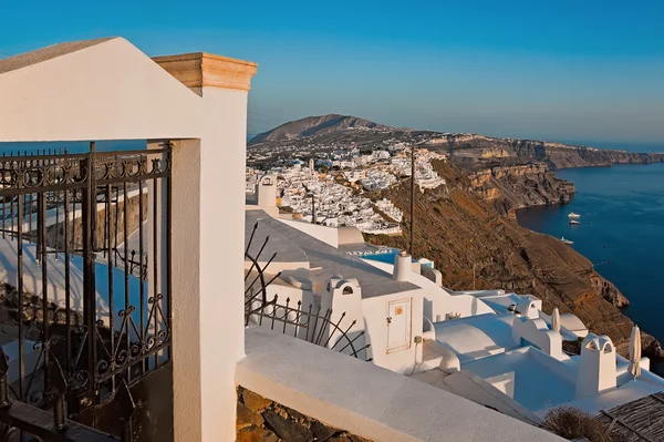 Fira e Firostefani panorama con una porta al tramonto — Foto Stock