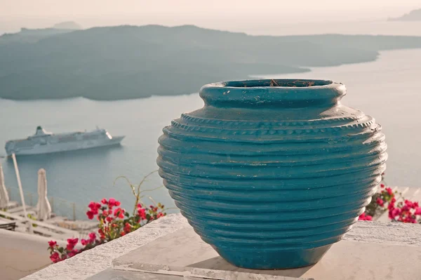 Vaso azul decoração no terraço da Fira, Santorini — Fotografia de Stock