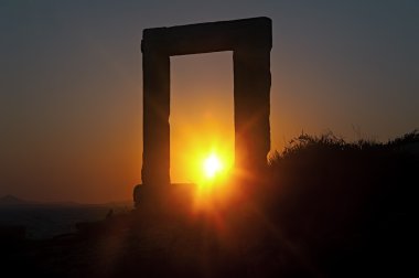 Portara gün batımında, Naxos, Yunanistan