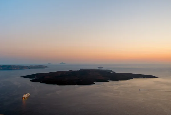 Nea kameni bei Sonnenuntergang, Santorini, Griechenland — Stockfoto