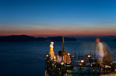 Fira, Santorini, Yunanistan, gece, caldera manzaralı Teras