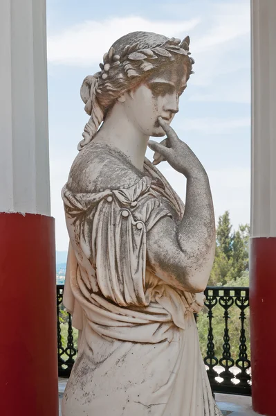 Estátua de uma musa grega no palácio Achillion em Corfu, Grécia — Fotografia de Stock