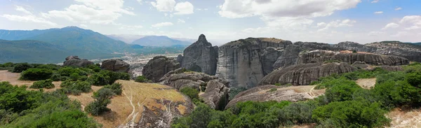 2 ギリシャのメテオラの山々 のパノラマ ビュー — ストック写真