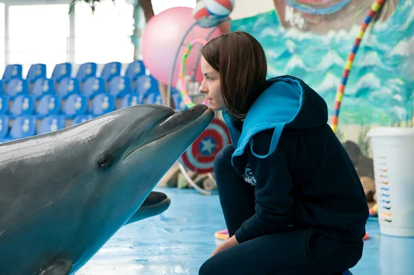 Un baiser de dauphin à un entraîneur — Photo