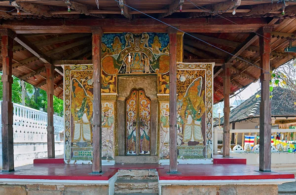 Interior del Templo de la Reliquia del Diente Sagrado (Sri Dalada Maligwa) en el centro de Sri Lanka —  Fotos de Stock