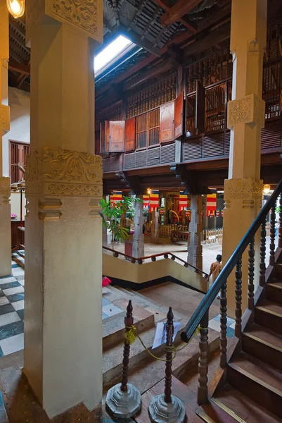 Interior do Templo da Relíquia dos Dentes Sagrados em Kandy, Sri Lanka — Fotografia de Stock