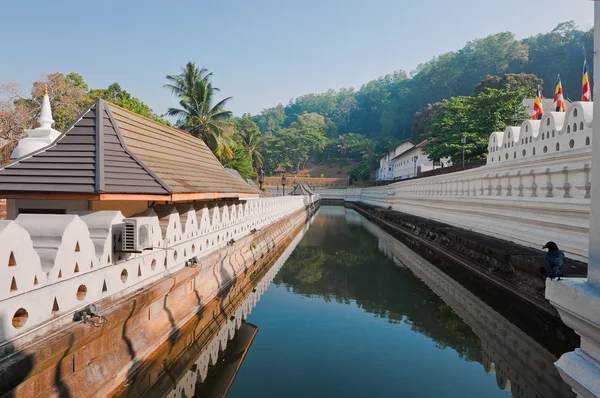 Der Kanal des berühmten buddhistischen Tempels der Zahnreliquie (sri dalada maligawa) in kandy, sri lanka — Stockfoto