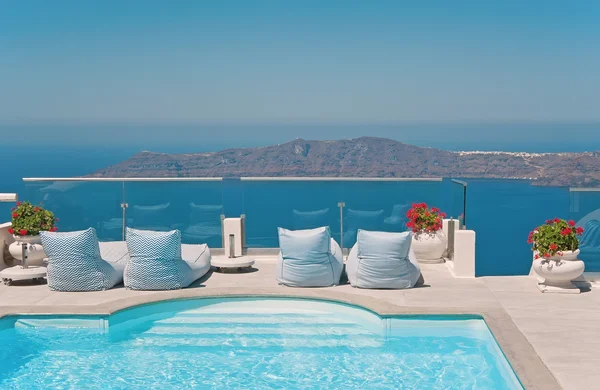 Balcon avec piscine avec vue sur la mer caldera — Photo