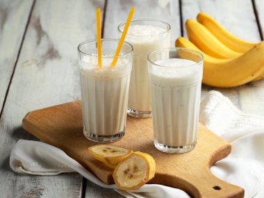 Üç muz milkshake bardak