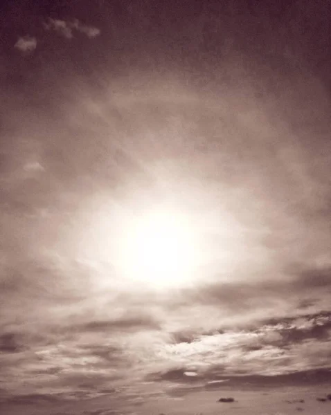 Sol Brillantemente Brillante Con Halo Alrededor — Foto de Stock