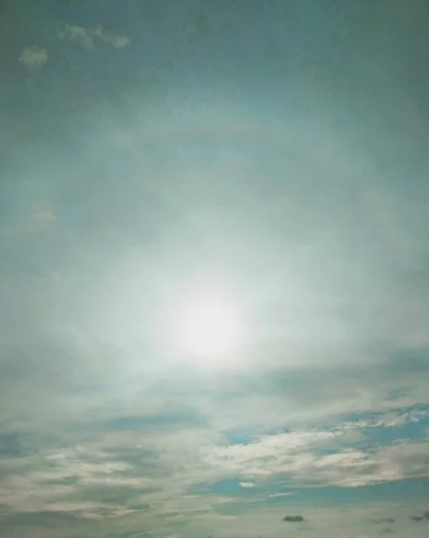 Ярко Сияющее Солнце Ореолом Вокруг — стоковое фото