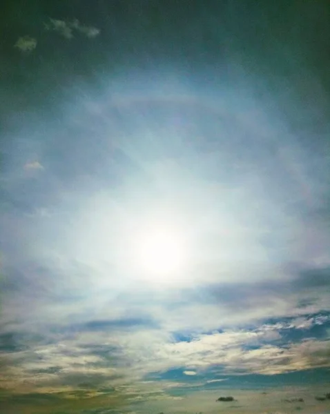 Ярко Сияющее Солнце Ореолом Вокруг — стоковое фото