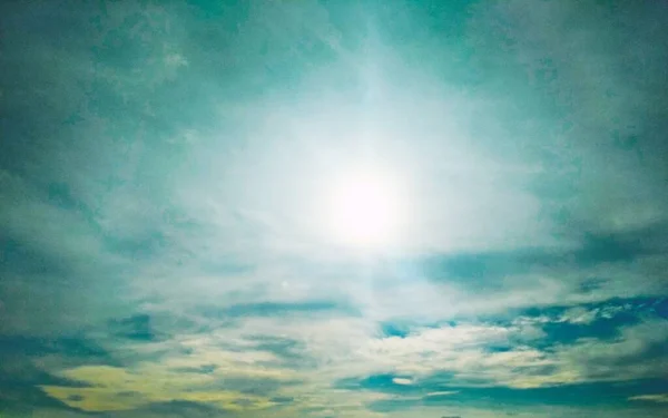 Helder Stralende Zon Aan Bewolkte Blauwe Hemel Natuurlijke Achtergrond — Stockfoto