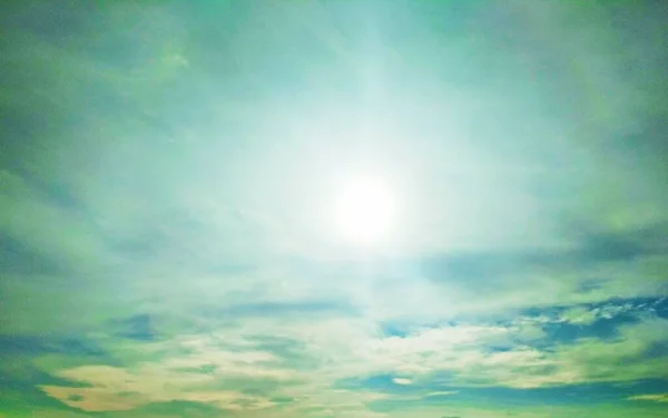 Helder Stralende Zon Aan Bewolkte Blauwe Hemel Natuurlijke Achtergrond — Stockfoto