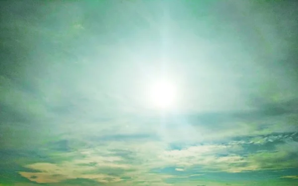 曇り空に輝く太陽 自然背景 — ストック写真